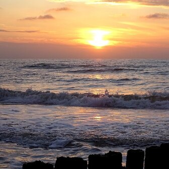 Zonsondergang aan zee