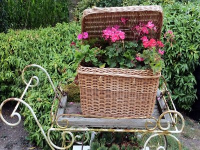 Theewagen met geraniums (Ansichtkaart)