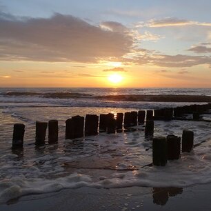 Ondergaande zon aan zee