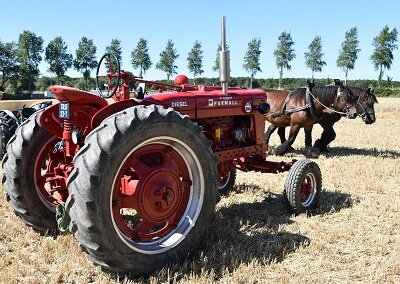 Tractor, Farmall, (Ansichtkaart)