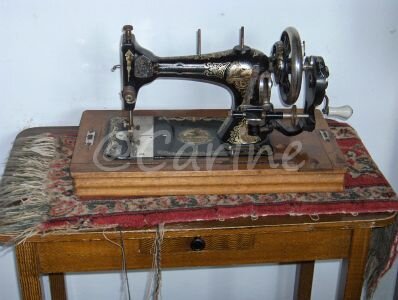 Oude naaimachine (Ansichtkaart)